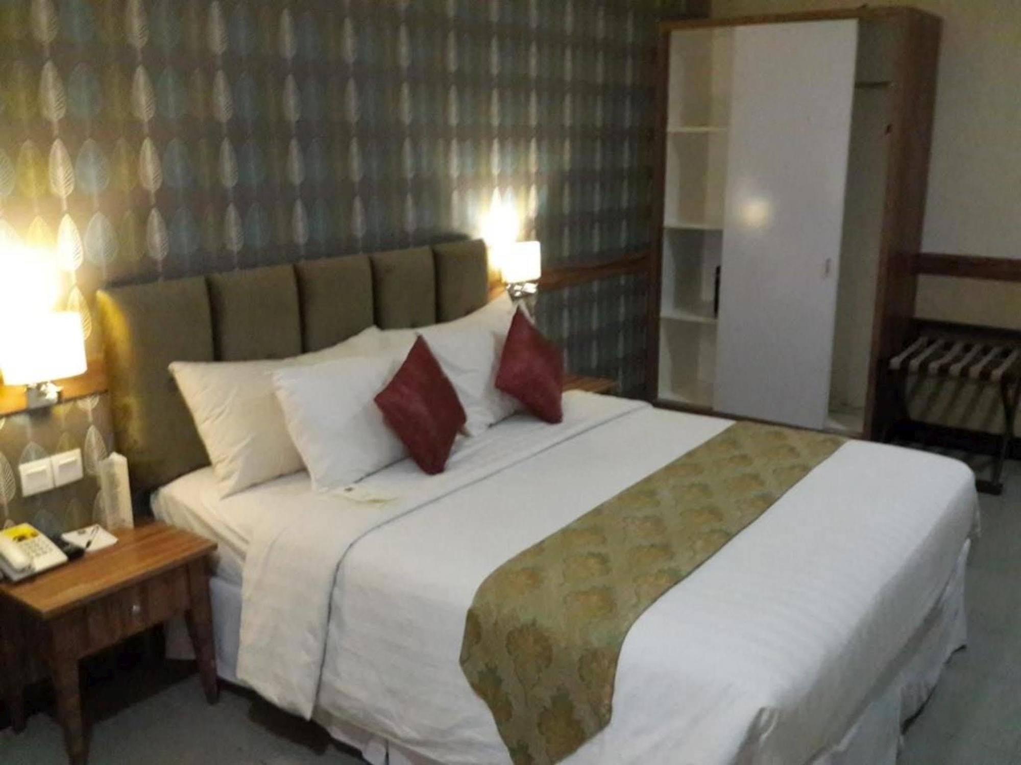 Amarelo Hotel Solo Екстериор снимка